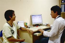 Bác sỹ khám bệnh cho bệnh nhân, chuẩn đoán và cho toa thuốc dưới sự trợ giúp của phần mềm Hippocrate